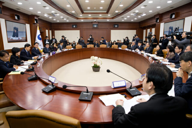 정부부처 관계자 회의장면